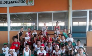 Club Coyotes de San Diego realizó exhibición navideña sobre ruedas