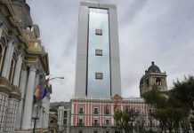 Policías que custodiaban nuevo palacio de Evo se largaron, dejándolo a merced de los manifestantes