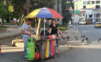 Profesionales venezolanos recurren a la economía informal en Medellín