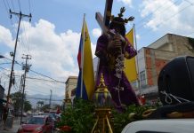 En Naguanagua feligreses pidieron por la salud del mundo desde balcones y casas