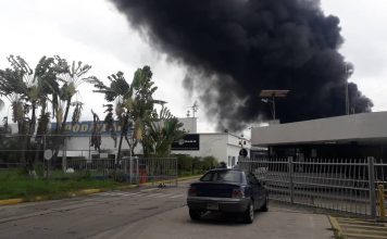 Brutal incendio en antigua planta Goodyear arrasa con la poca materia prima que quedaba