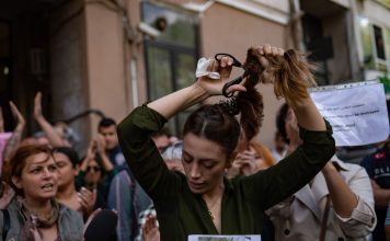 Pueblo de Irán se hartó: Gritan “Muerte al dictador” y destruyen foto del Ayatolá Jomeini