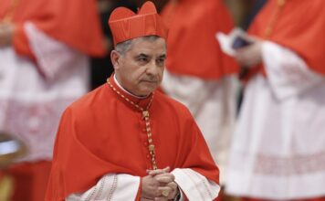 Cardenal reclama derecho a participar en el cónclave pese a condena por delitos financieros