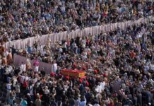 Devotos se despiden del papa Francisco en la Basílica de San Pedro