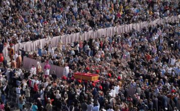 Devotos se despiden del papa Francisco en la Basílica de San Pedro Devotos se despiden del papa Francisco en la Basílica de San Pedro