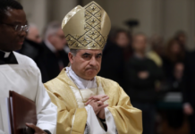 Cardenal Angelo Becciu anunció que se retira del cónclave "por el bien de la Iglesia"