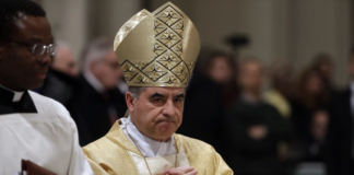 Cardenal Angelo Becciu anunció que se retira del cónclave "por el bien de la Iglesia"