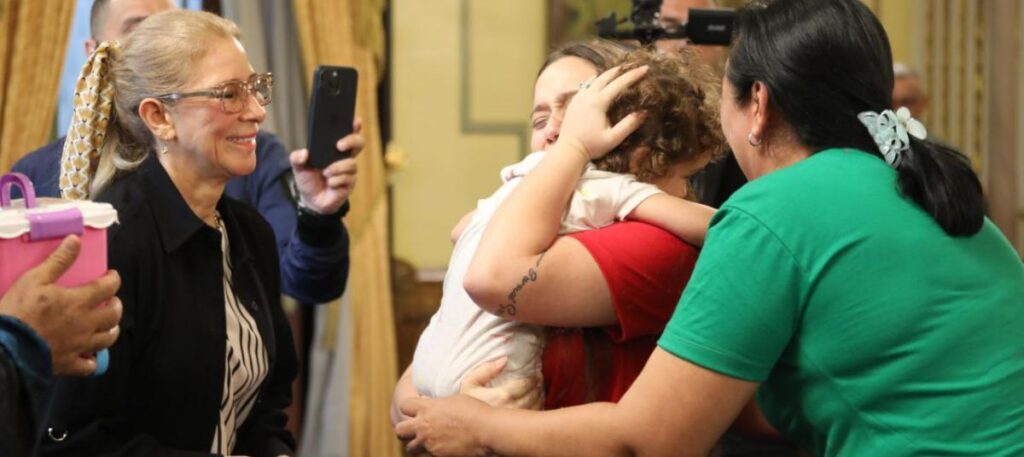 Niña Maikelys Espinoza regresó a Venezuela en vuelo de repatriación de EEUU
