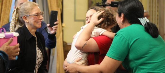 Niña Maikelys Espinoza regresó a Venezuela en vuelo de repatriación de EEUU