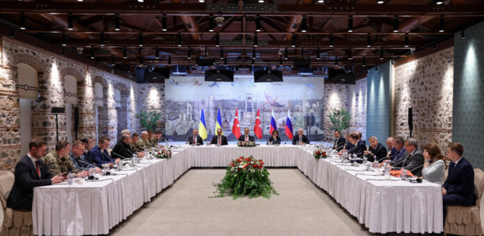 Rusia y Ucrania acuerdan intercambiar a mil prisioneros de cada bando