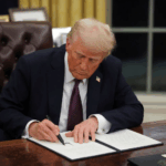 Trump insta al Supremo a revocar el estatus legal de cientos de inmigrantes
