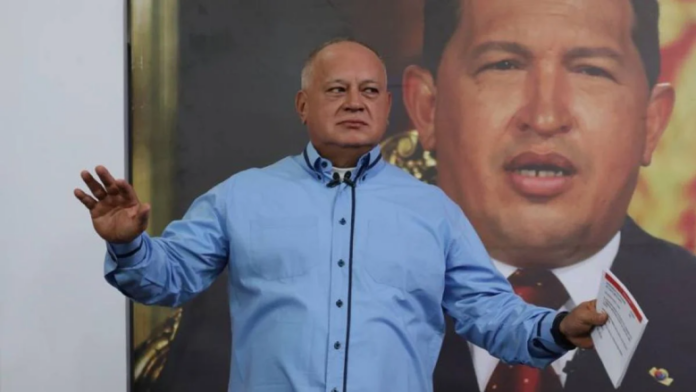 Cabello aseguró que fue negociada la salida de opositores asilados en la Embajada de Argentina