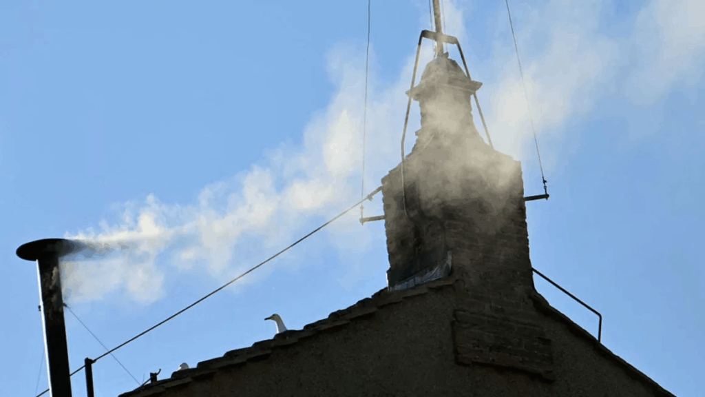 El cónclave eligió un nuevo papa tras elevación de fumata blanca