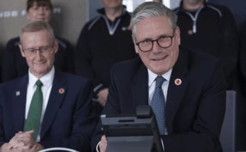 Primer ministro británico calificó de histórica la firma del acuerdo comercial con EEUU