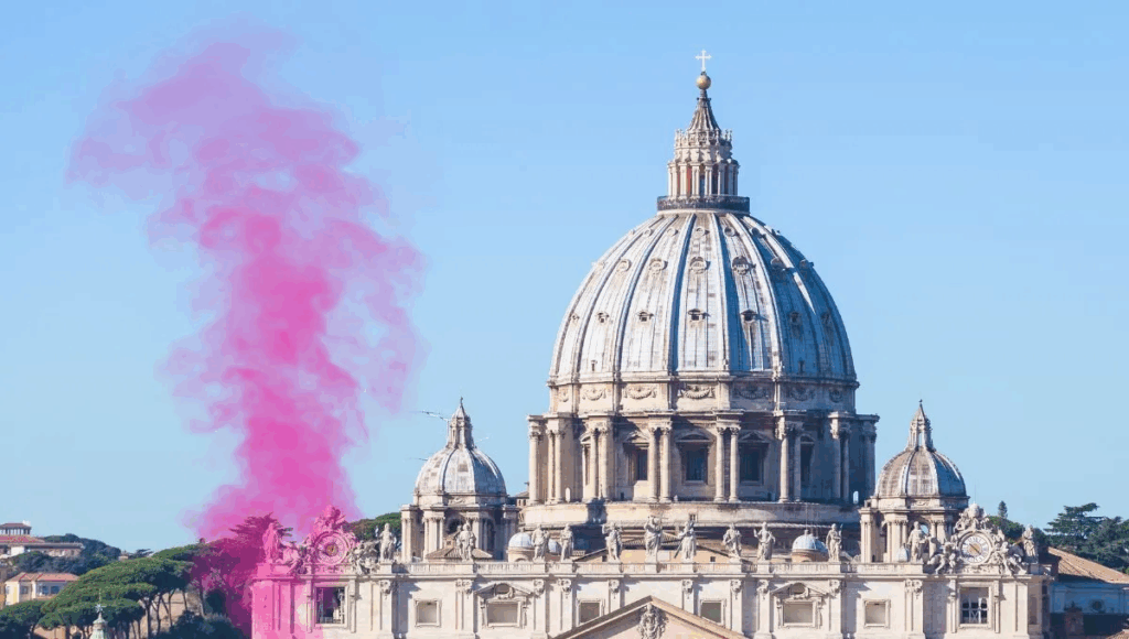 mujeres lanza una ‘fumata rosa’ en el Vaticano para reclamar igualdad en la Iglesia