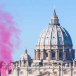 mujeres lanza una ‘fumata rosa’ en el Vaticano para reclamar igualdad en la Iglesia