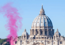 mujeres lanza una ‘fumata rosa’ en el Vaticano para reclamar igualdad en la Iglesia