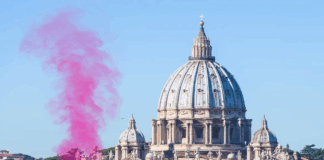 mujeres lanza una ‘fumata rosa’ en el Vaticano para reclamar igualdad en la Iglesia