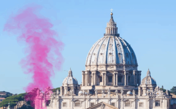 Mujeres lanzaron una «fumata rosa» en el Vaticano para reclamar igualdad en la Iglesia mujeres lanza una ‘fumata rosa’ en el Vaticano para reclamar igualdad en la Iglesia