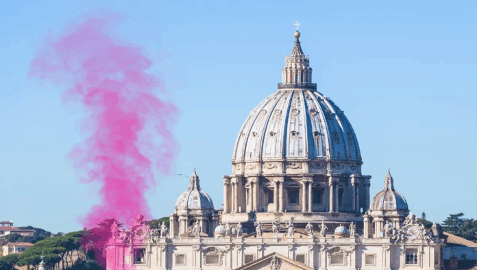 mujeres lanza una ‘fumata rosa’ en el Vaticano para reclamar igualdad en la Iglesia