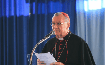 Parolin confirma que el Vaticano se ofrece como sede para diálogo entre Ucrania y Rusia