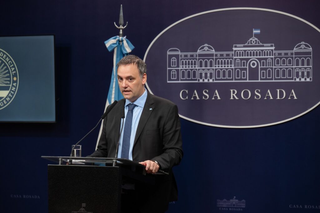 Argentina anuncia restricciones a la residencia y elimina salud gratuita para extranjeros