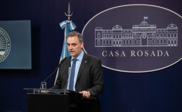 Argentina anuncia restricciones a la residencia y elimina salud gratuita para extranjeros Argentina anuncia restricciones a la residencia y elimina salud gratuita para extranjeros