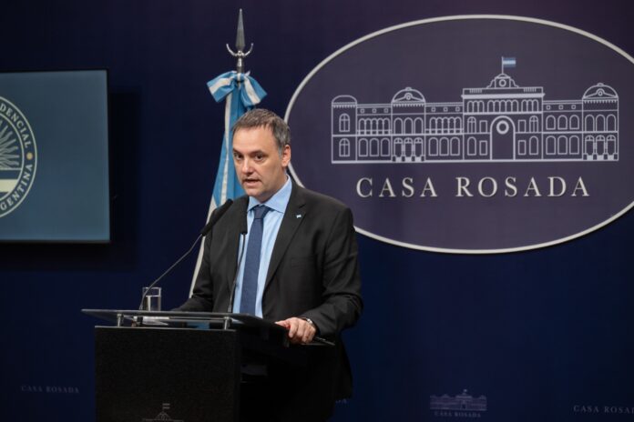 Argentina anuncia restricciones a la residencia y elimina salud gratuita para extranjeros